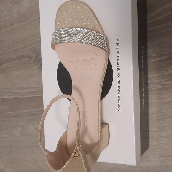 BNIB De Blossom Collection Ankle Strap Rhinestone Block Heel Sandals - Picture 3 of 9